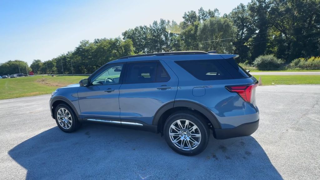 2025 Ford Explorer photo 6
