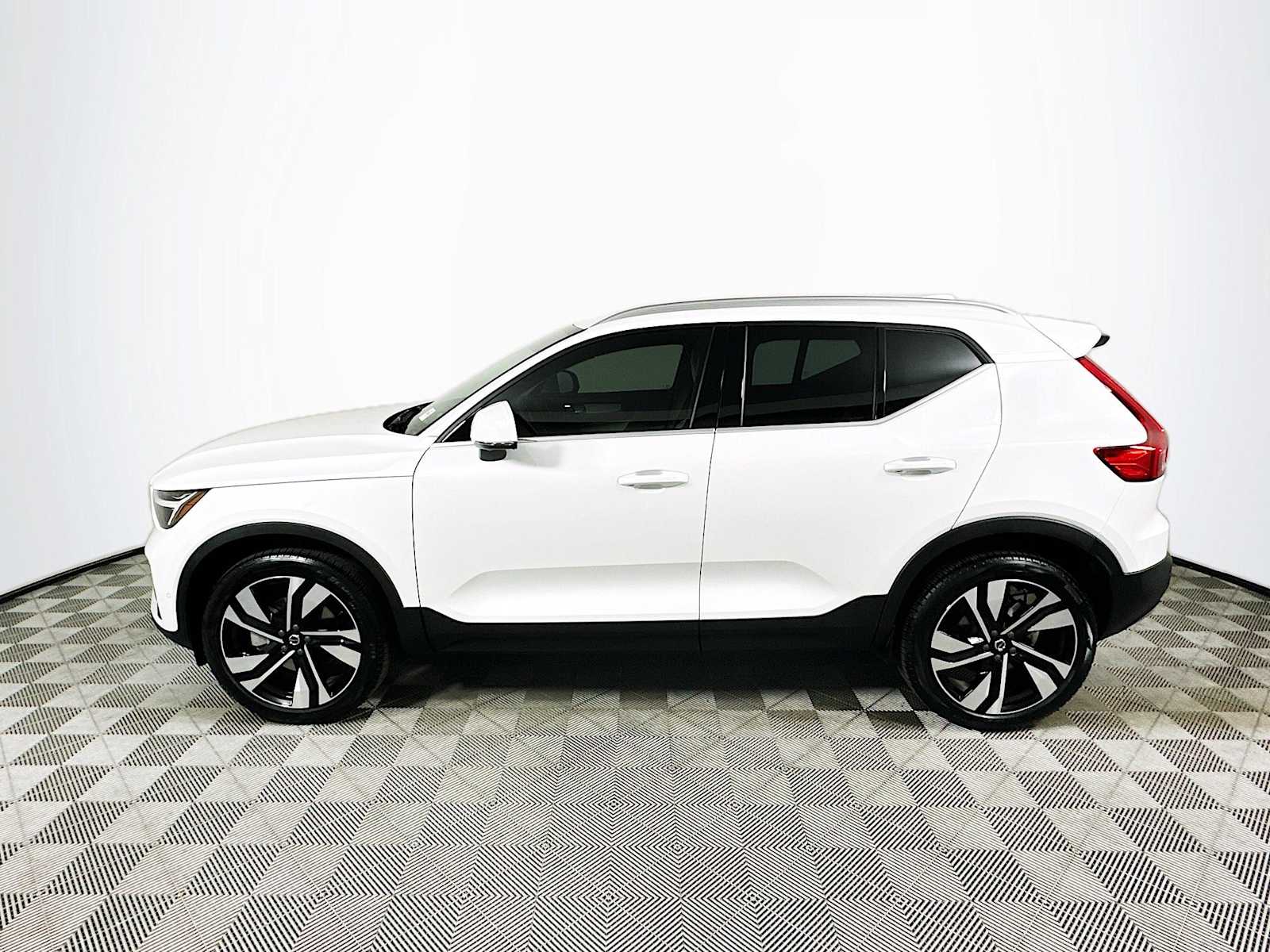 2025 Volvo XC40 AWD Plus photo 4