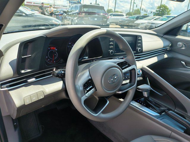 2021 Hyundai Elantra SEL photo 3