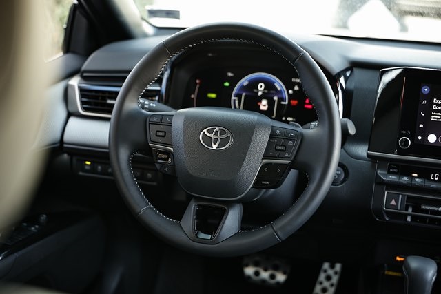 2025 Toyota Camry SE photo 27