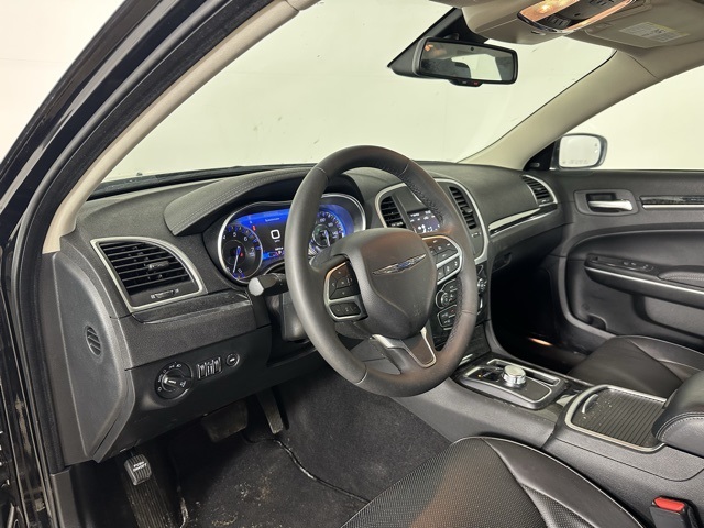 2023 Chrysler 300 Touring L photo 16