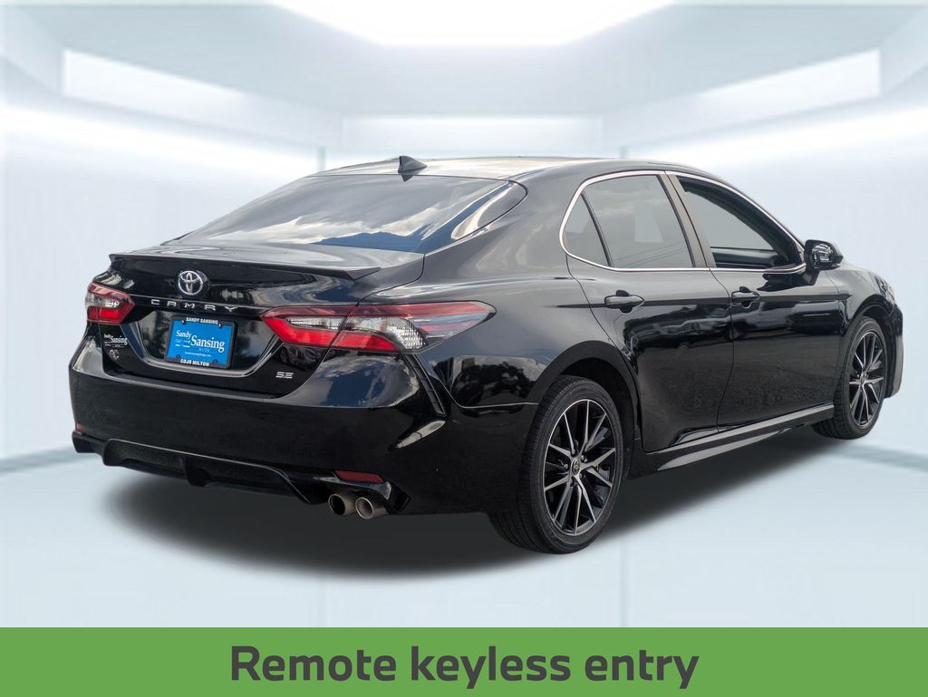 2022 Toyota Camry SE photo 4