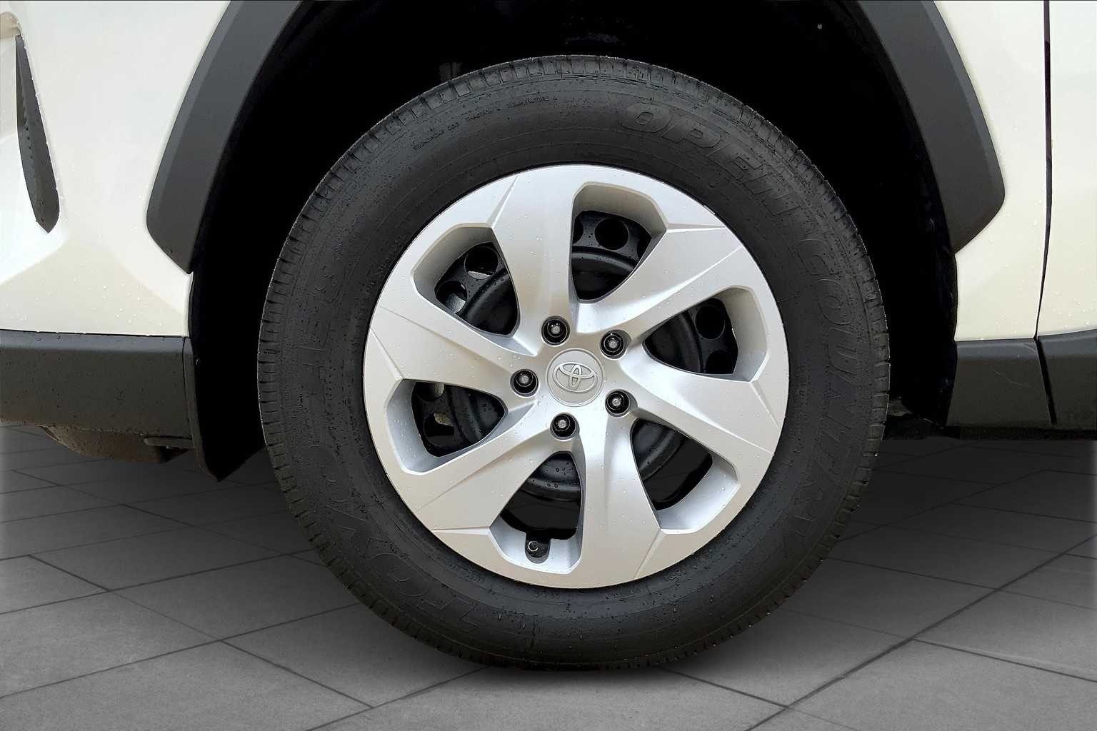 2025 Toyota RAV4 LE photo 7