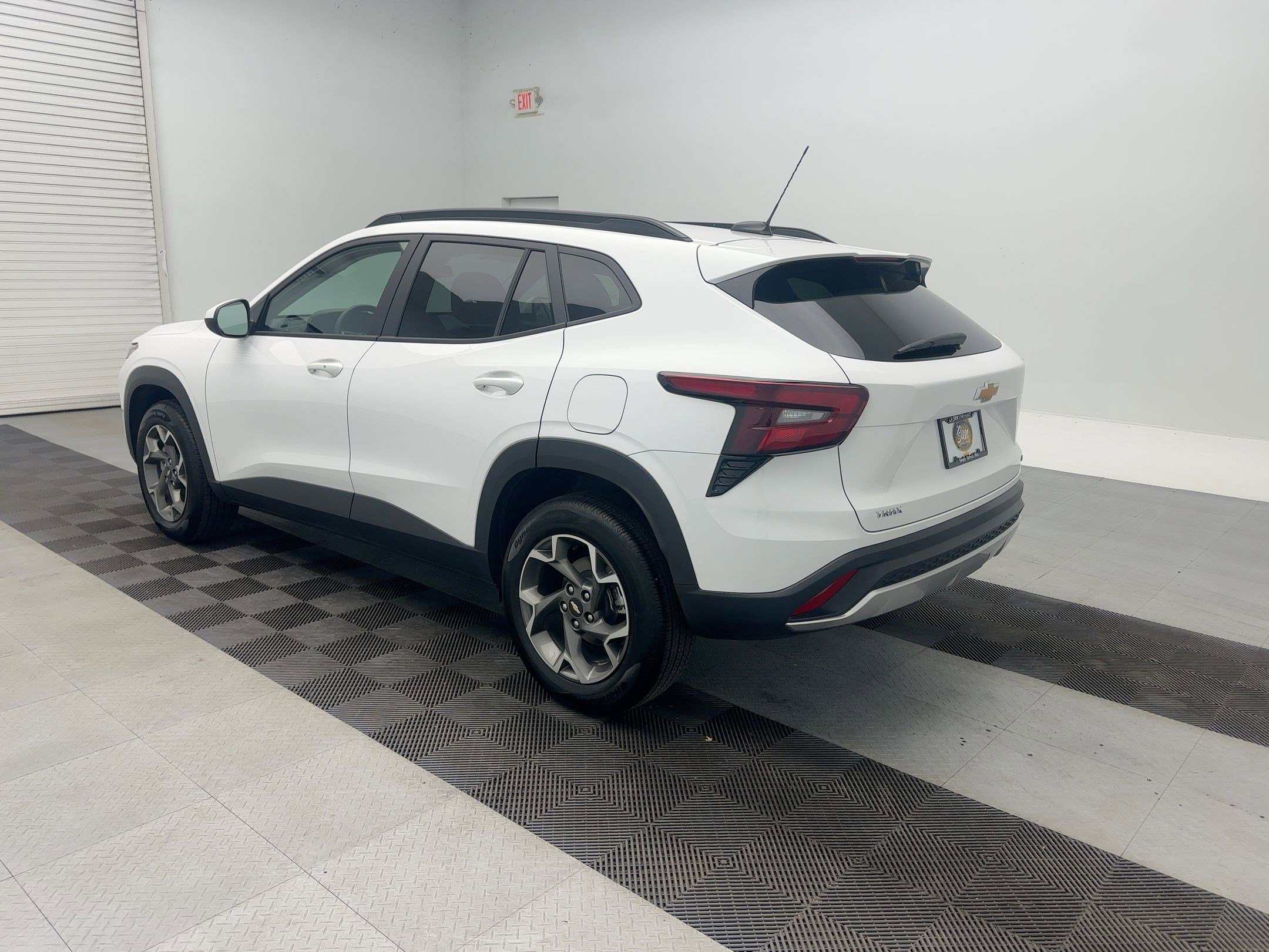 2025 Chevrolet Trax LT photo 2