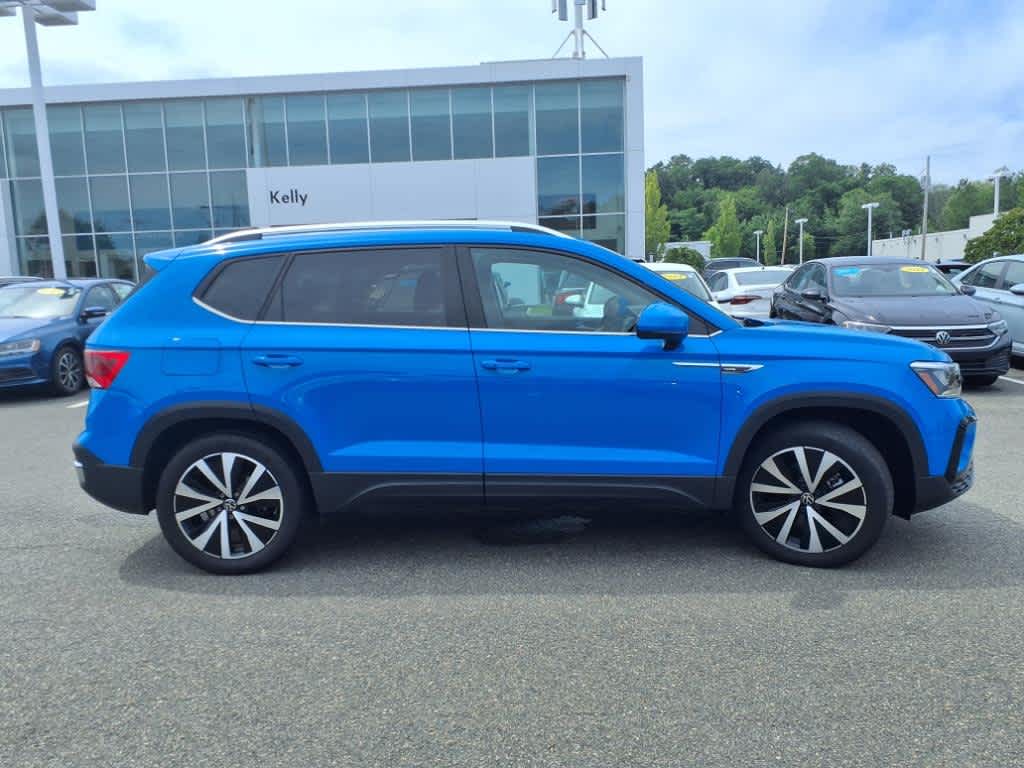 2023 Volkswagen Taos SE photo 2