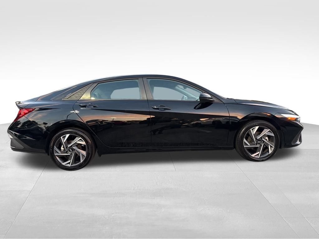 2025 Hyundai Elantra SEL Sport photo 4