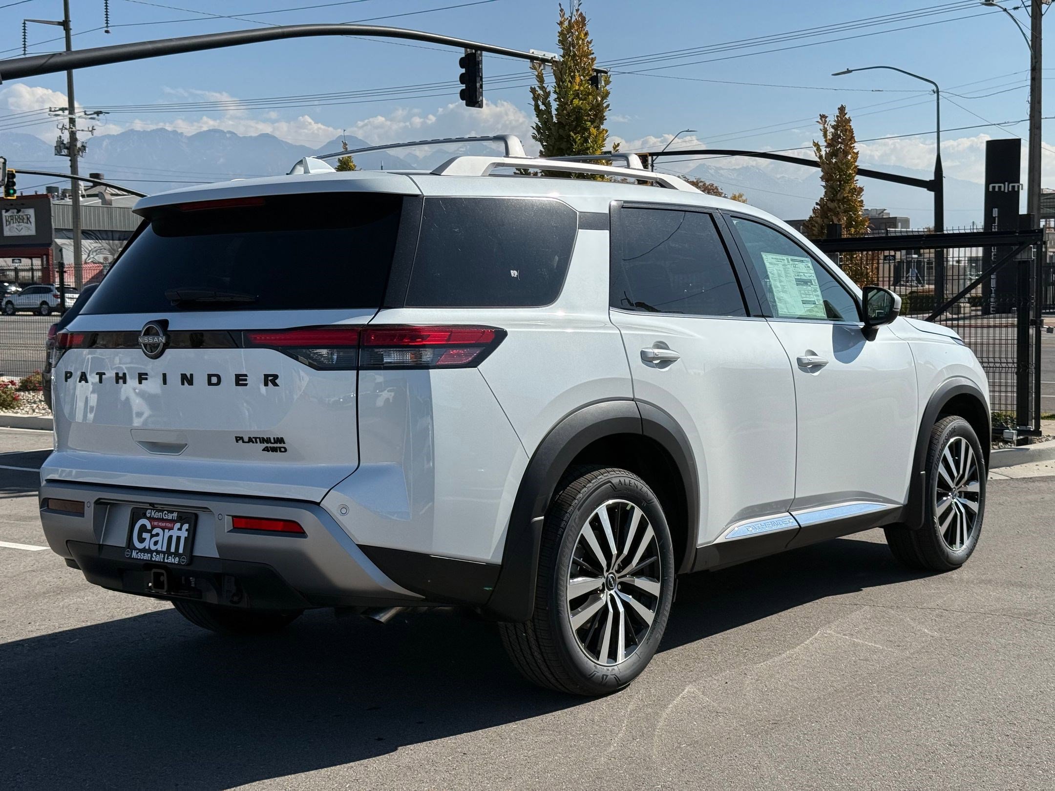 2025 Nissan Pathfinder Platinum photo 3