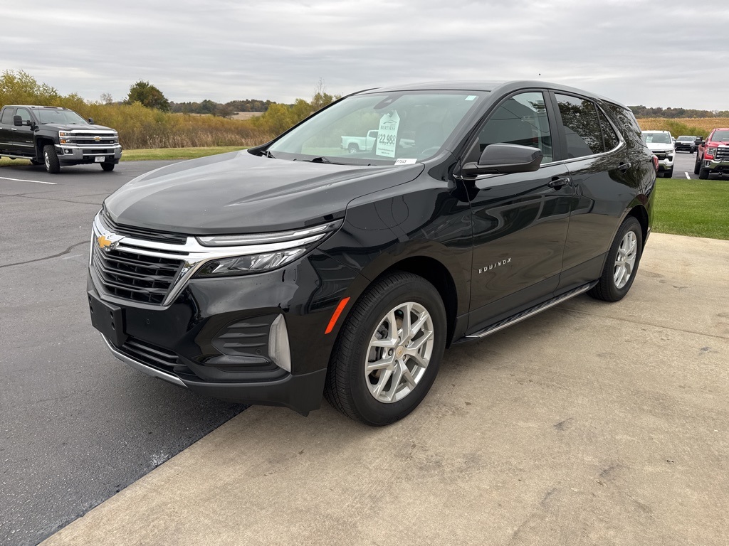 2022 Chevrolet Equinox LT photo 2