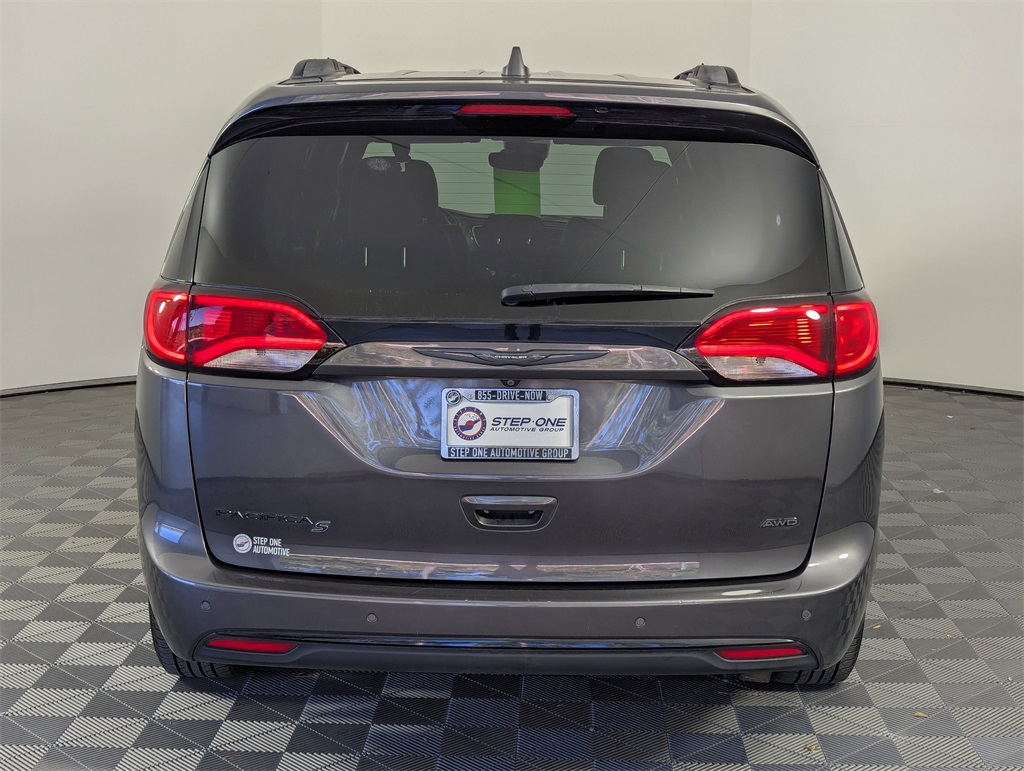 2020 Chrysler Pacifica Touring L photo 3
