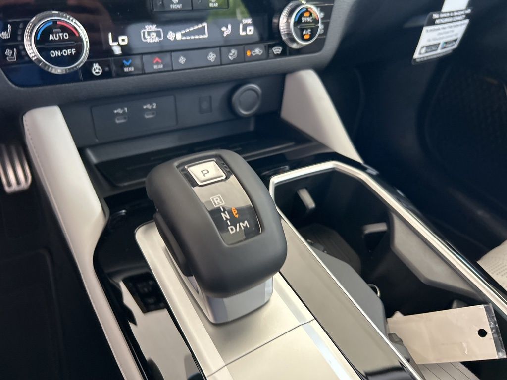 2025 Mitsubishi Outlander Black Edition photo 9