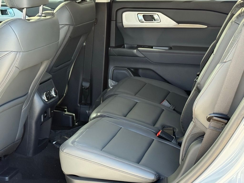 2025 Ford Explorer photo 8