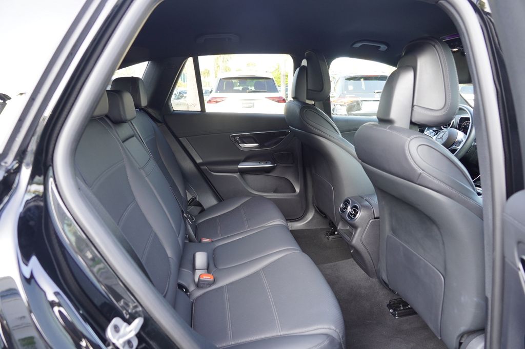 2025 Mercedes Benz GLC 300 photo 12