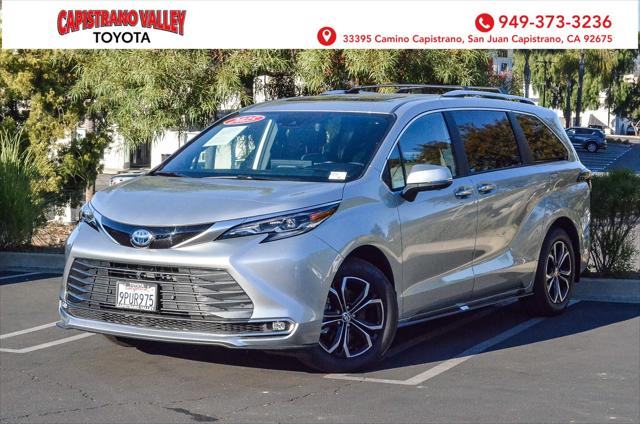 2025 Toyota Sienna Platinum's photo