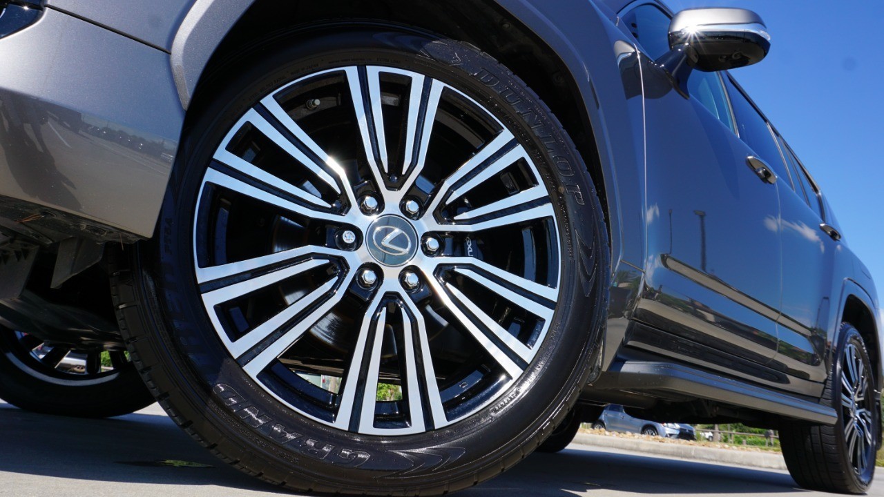 2022 Lexus LX 600 Luxury photo 9