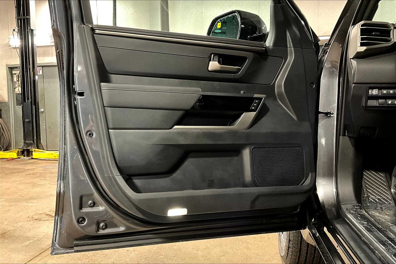2025 Toyota Tundra Limited CrewMax photo 10
