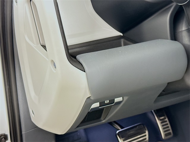 2025 Land Rover Defender 110 X-Dynamic SE photo 8