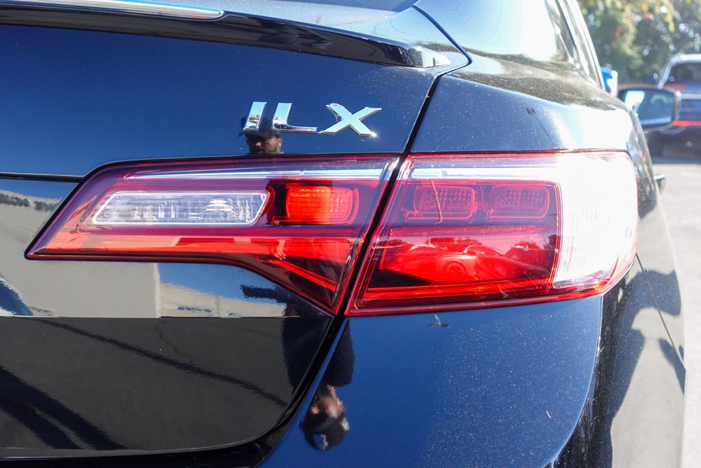 2017 Acura ILX Technology Plus A-Spec photo 5