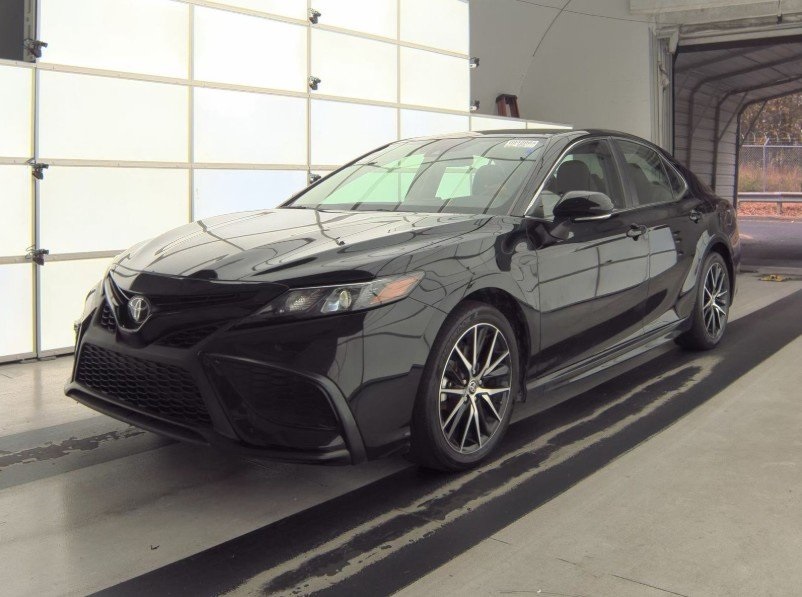 2024 Toyota Camry SE's photo