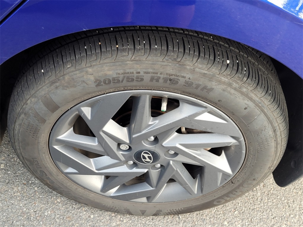 2024 Hyundai Elantra SEL photo 3
