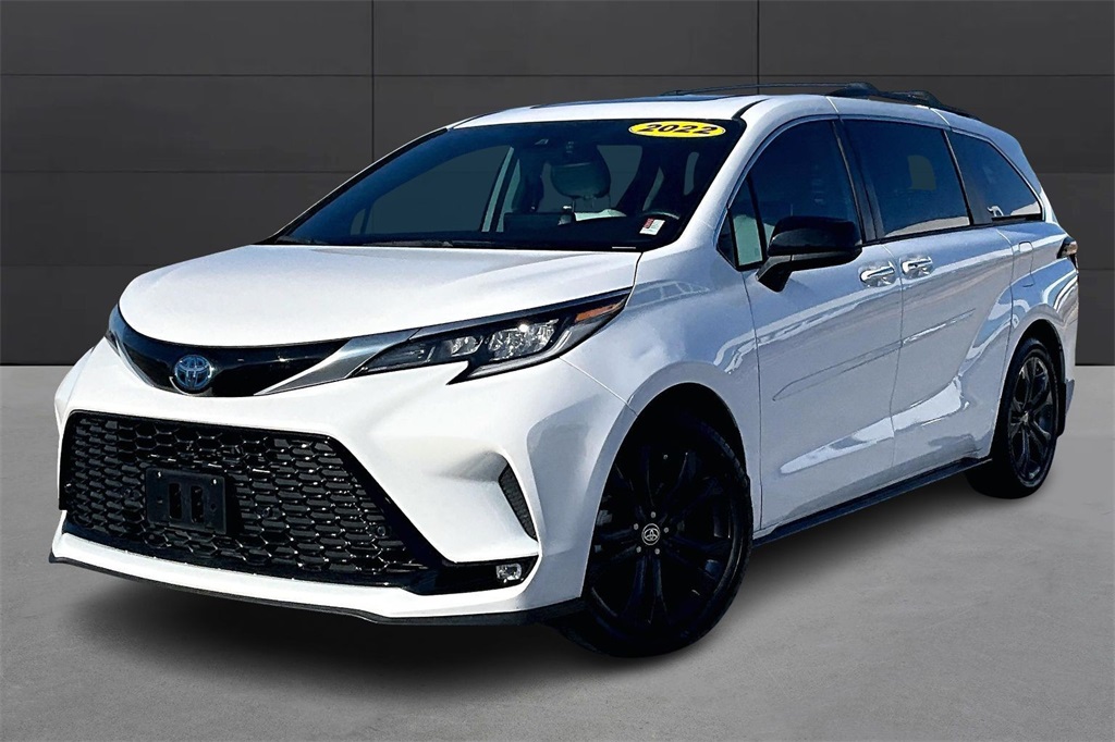 2022 Toyota Sienna XSE's photo