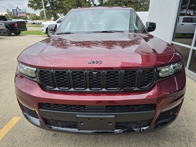 2025 Jeep Grand Cherokee Limited photo 3