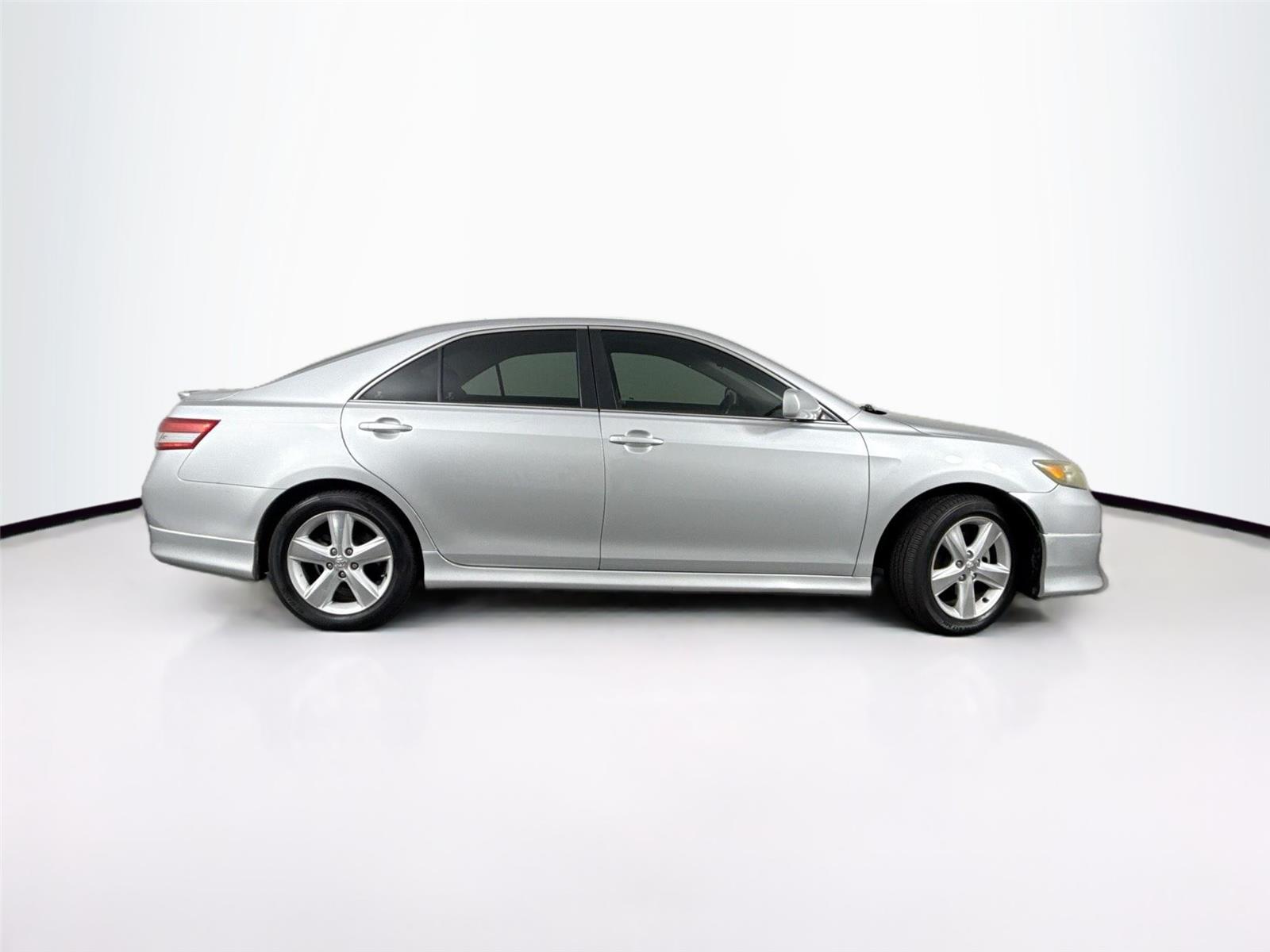 2011 Toyota Camry SE photo 4