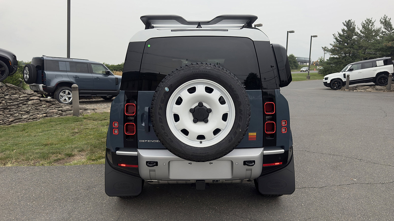2025 Land Rover Defender 110 S photo 4