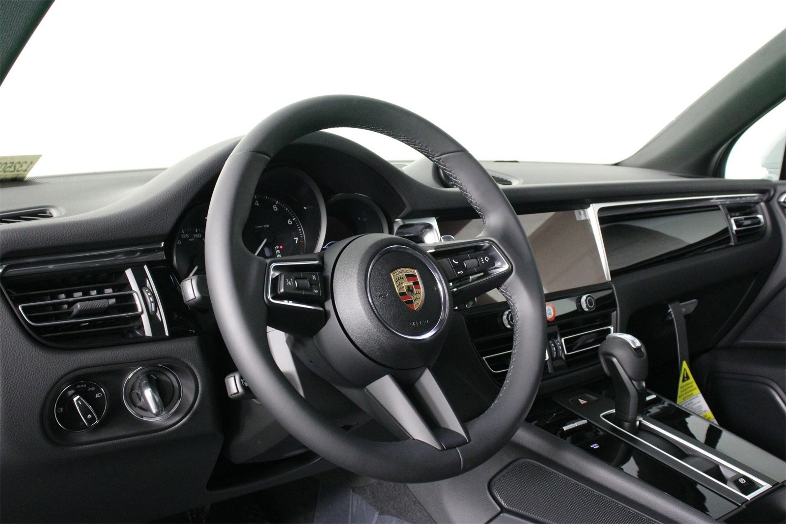 2025 Porsche Macan T photo 4