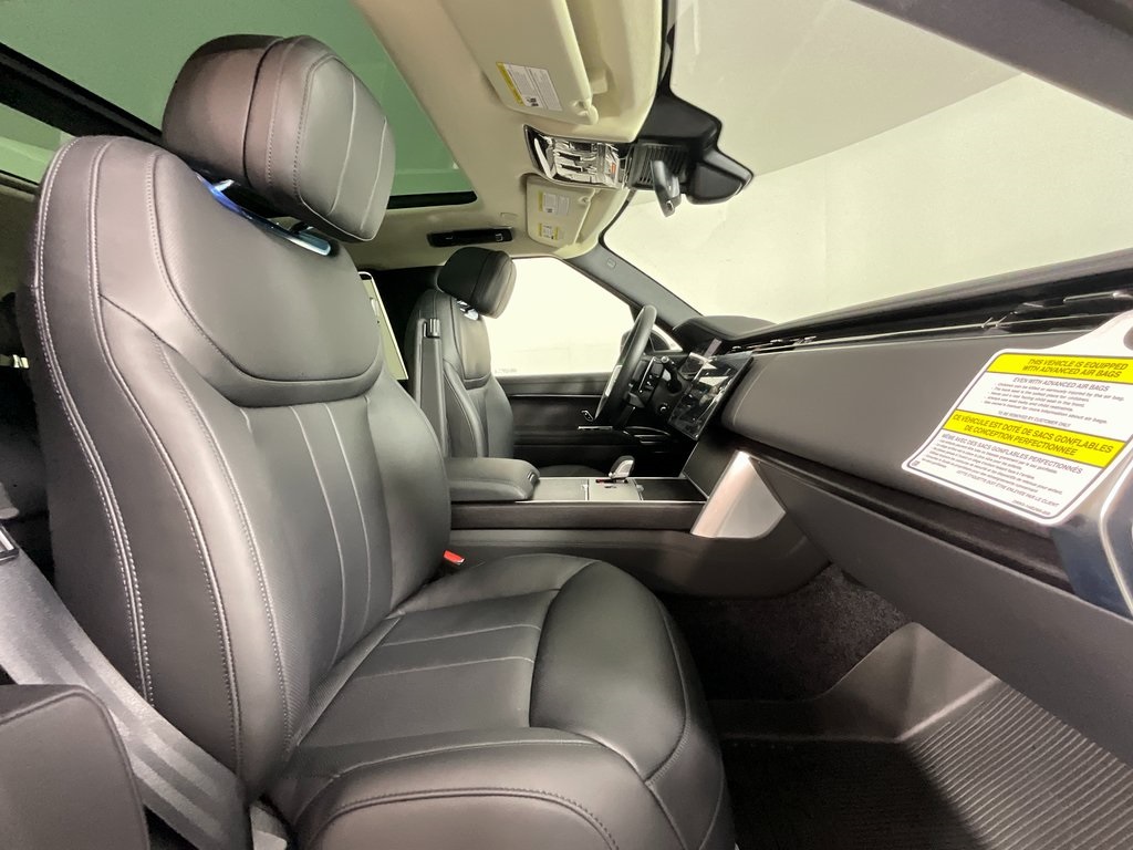 2025 Land Rover Range Rover SE photo 3