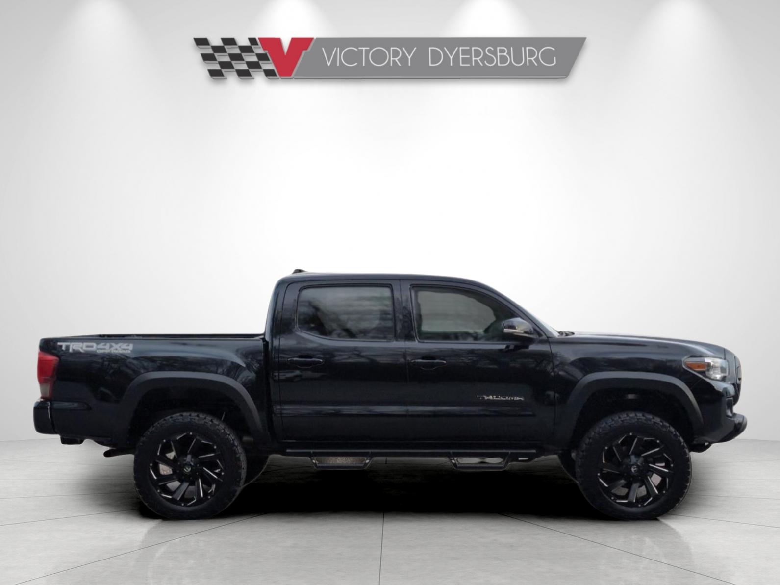 2017 Toyota Tacoma TRD Off-Road photo 2