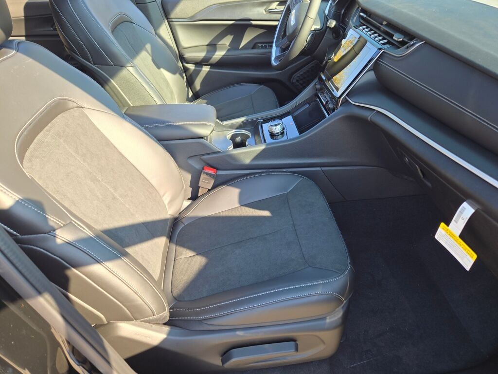 2025 Jeep Grand Cherokee Altitude X photo 4