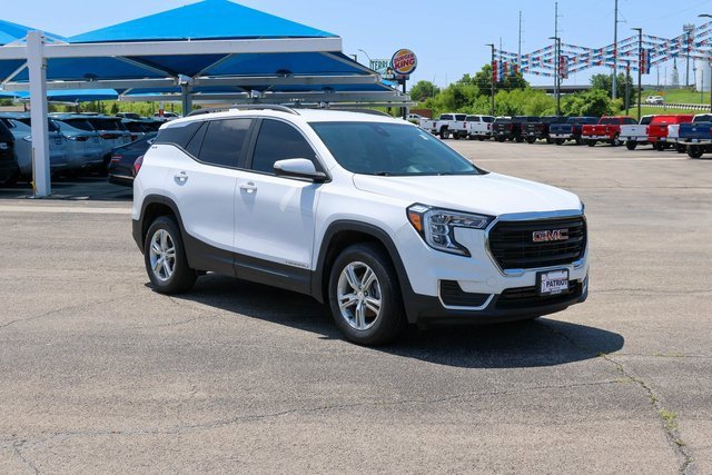 Used 2023 Summit White GMC SLE image 1