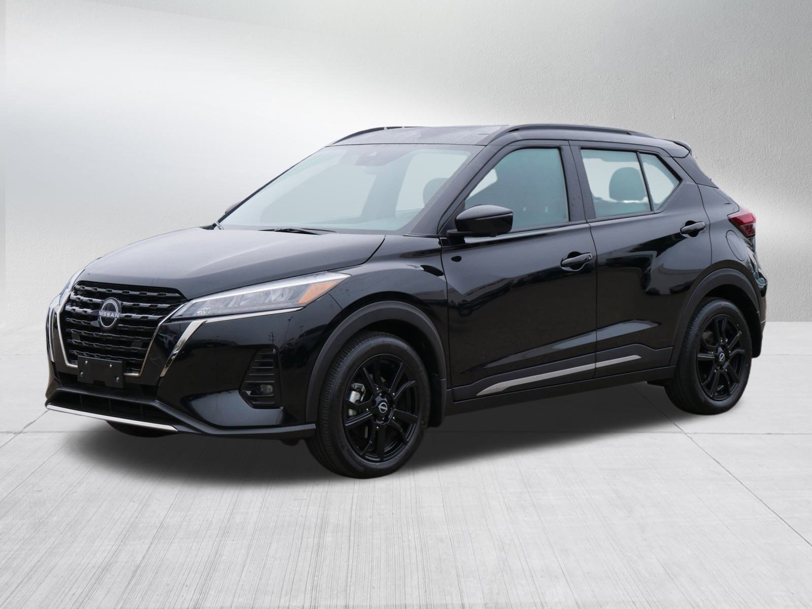 2023 Nissan Kicks SR photo 3