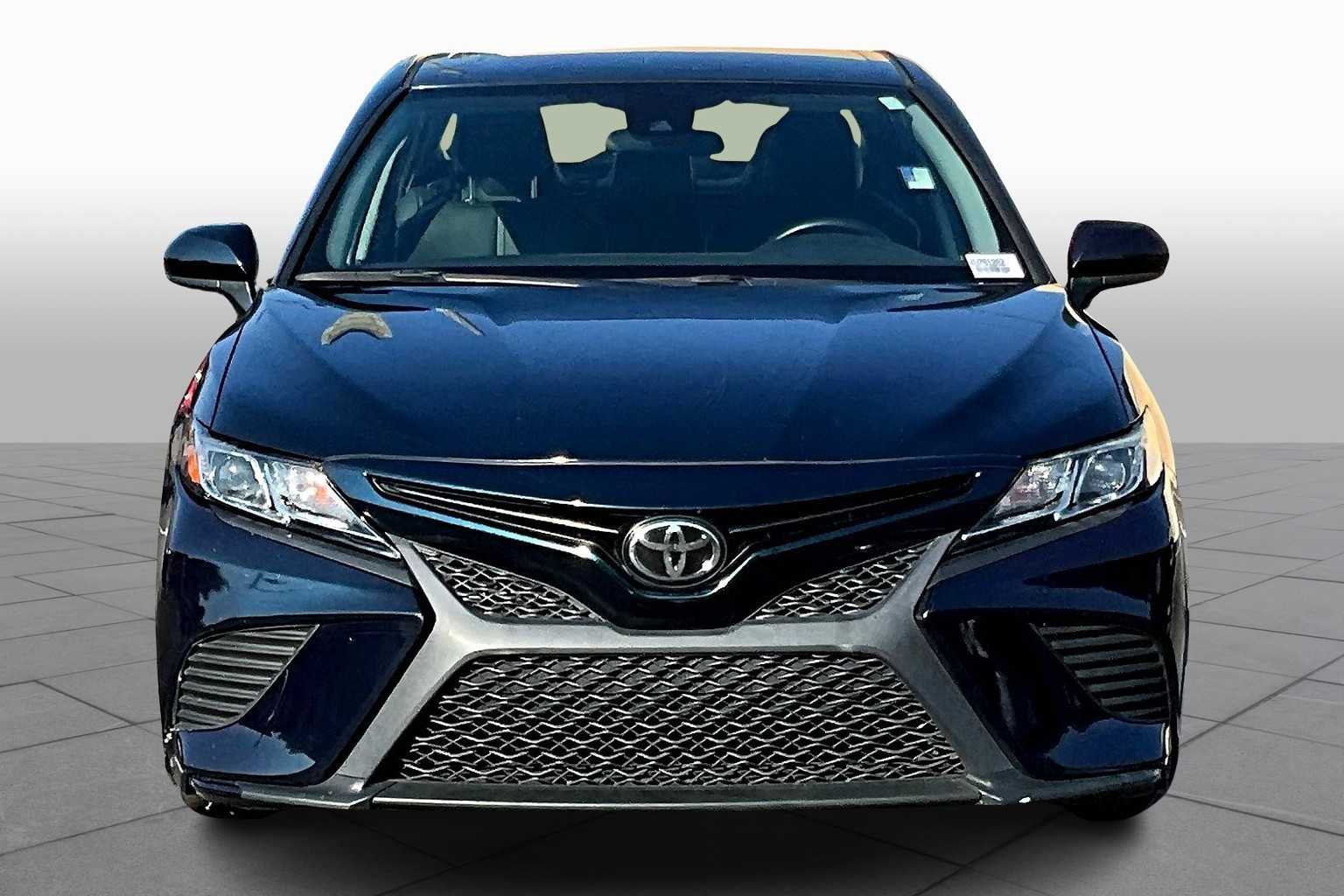 2019 Toyota Camry SE photo 3