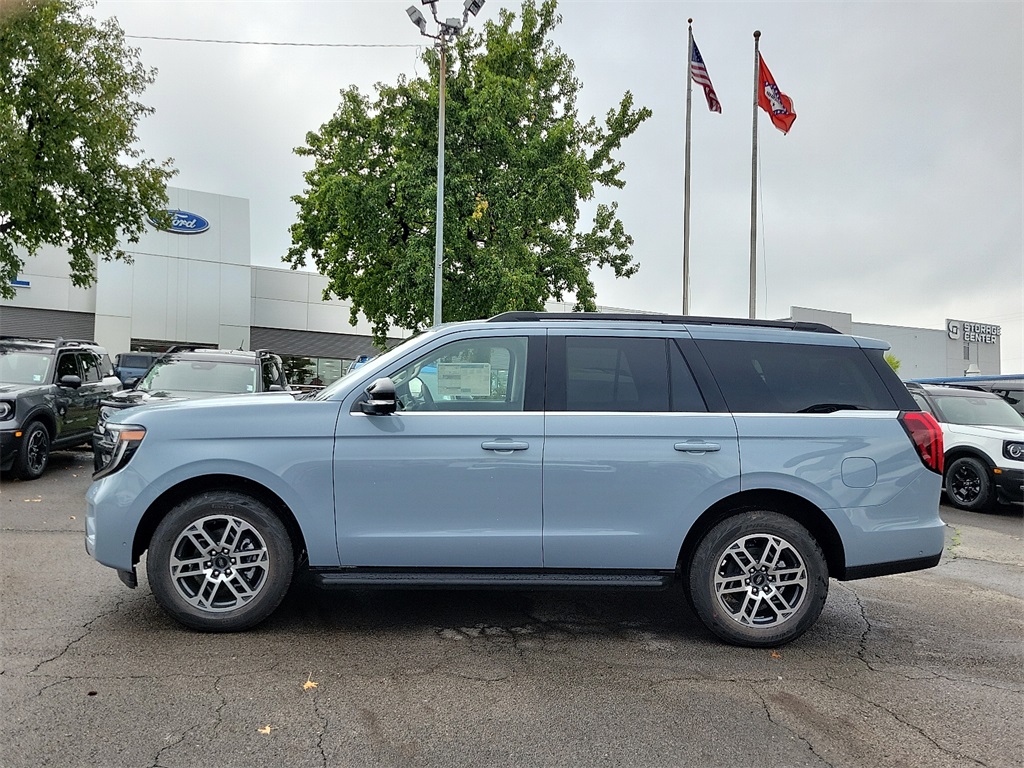 2025 Ford Expedition photo 3