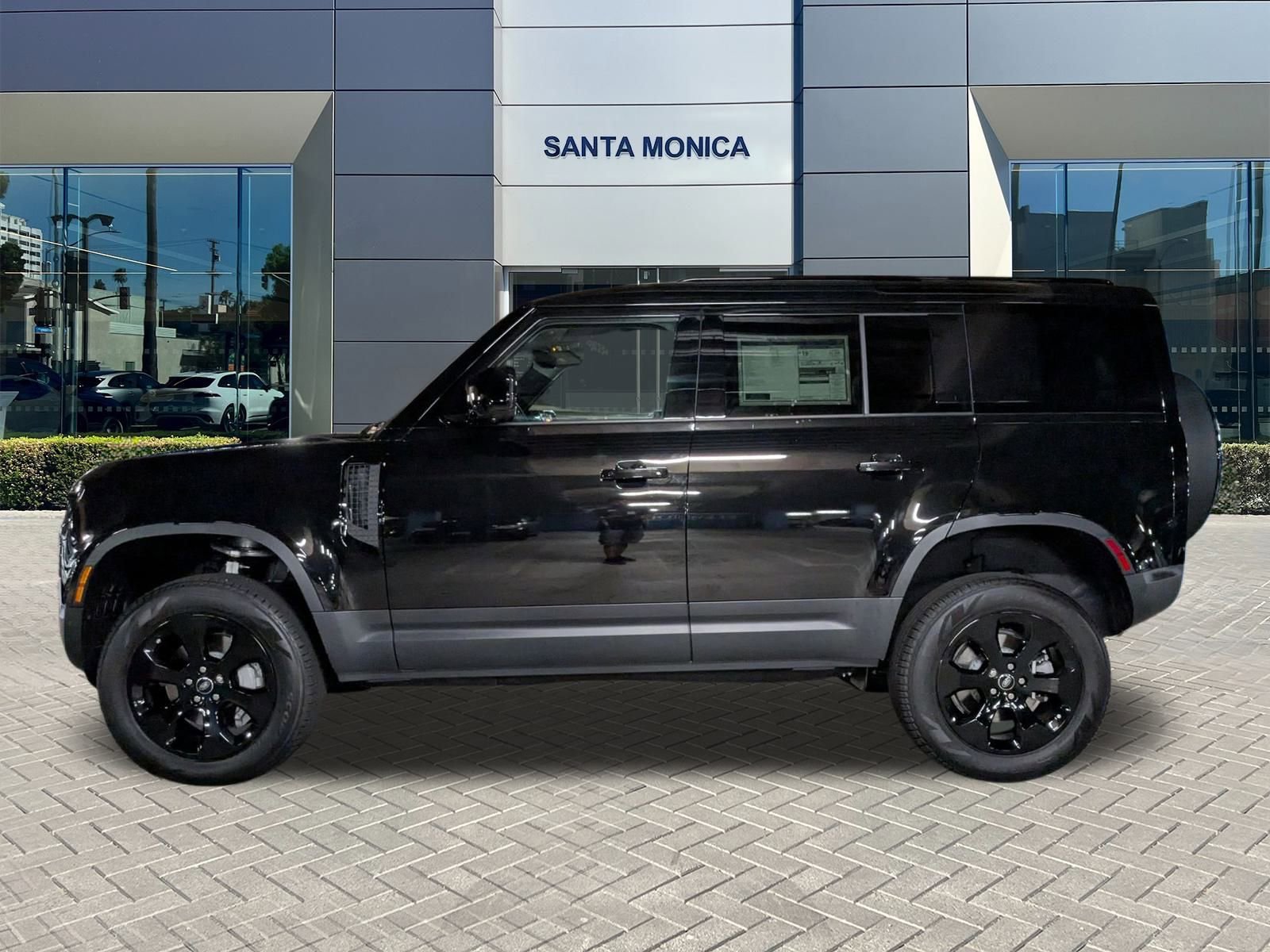 2025 Land Rover Defender 110 S photo 5