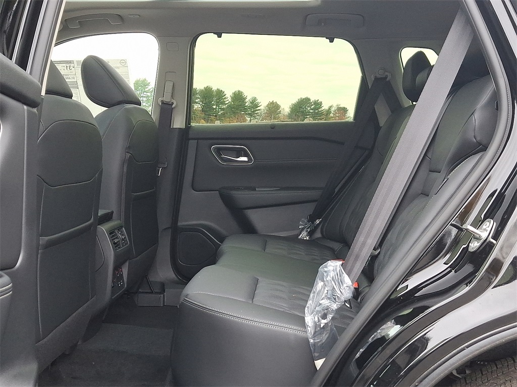 2026 Nissan Rogue Platinum photo 2