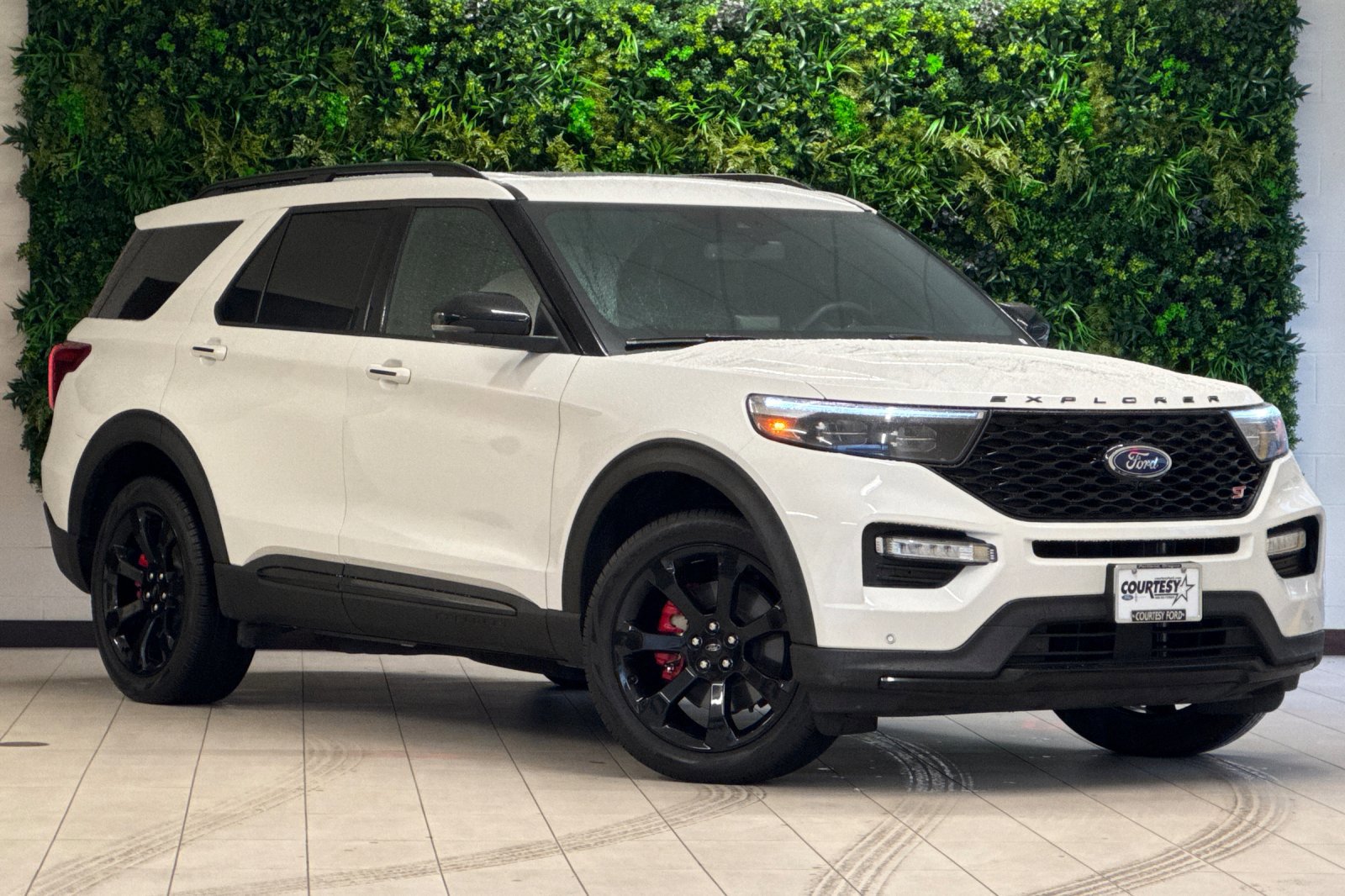 2022 Ford Explorer ST's photo