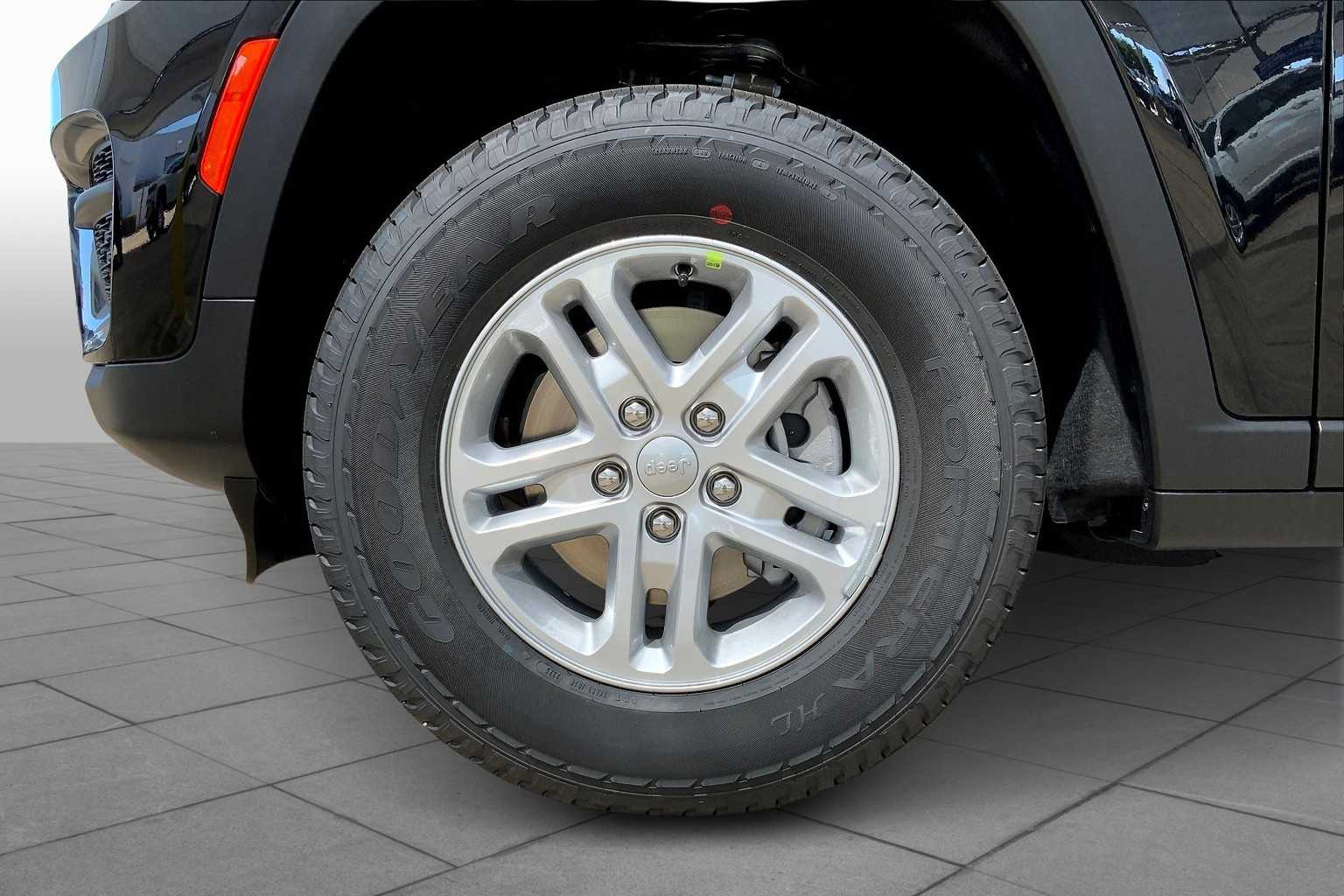 2025 Jeep Grand Cherokee Laredo Altitude photo 9