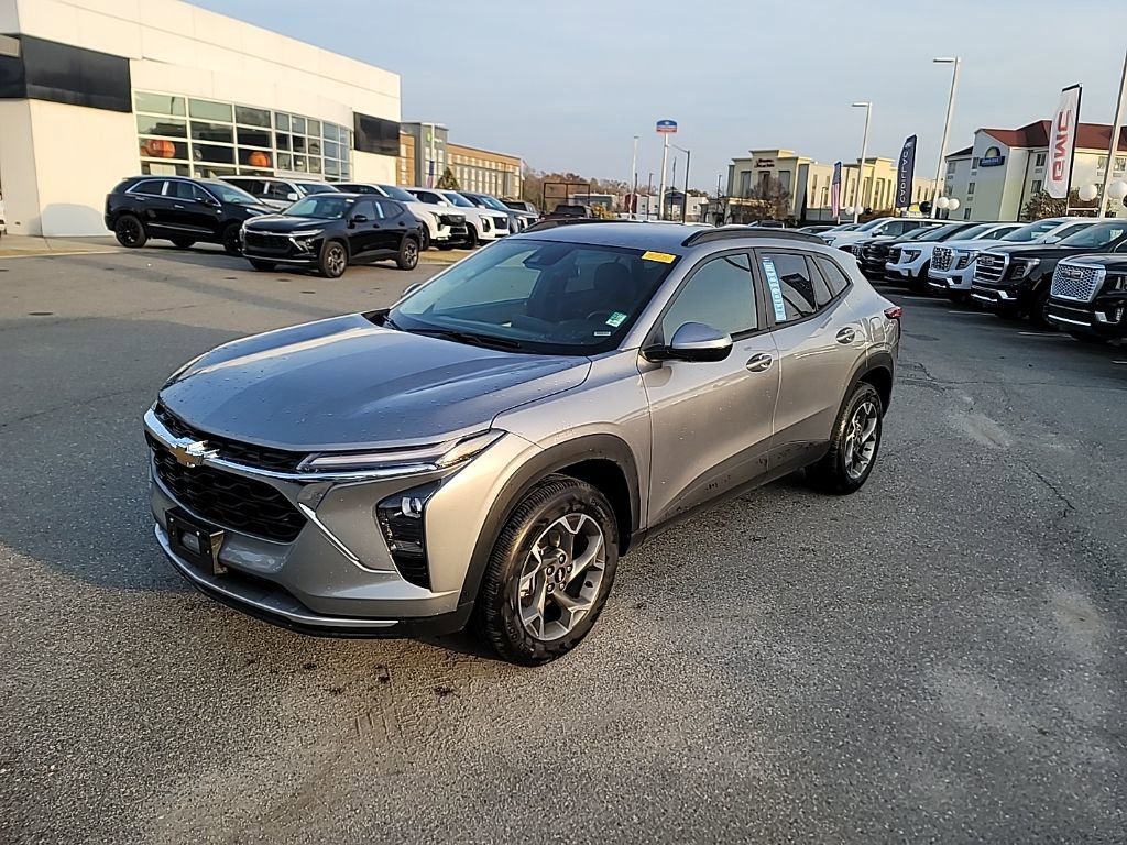 2025 Chevrolet Trax LT photo 2