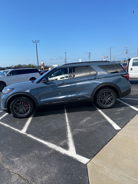 2025 Ford Explorer ST photo 5