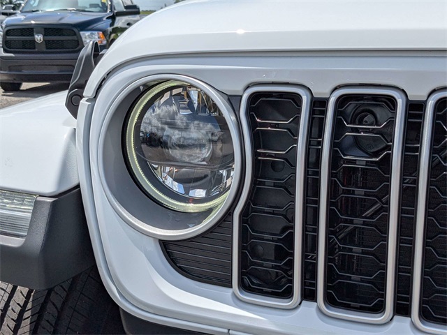 2024 Jeep Wrangler Sahara photo 10