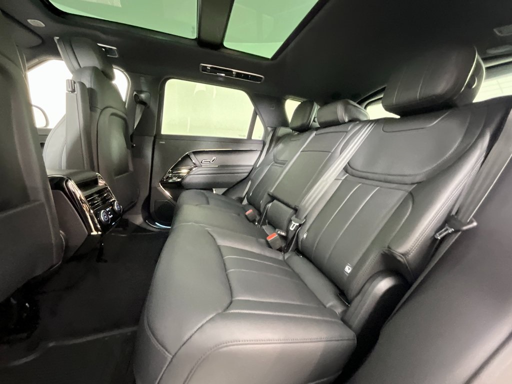2025 Land Rover Range Rover Sport SE photo 4