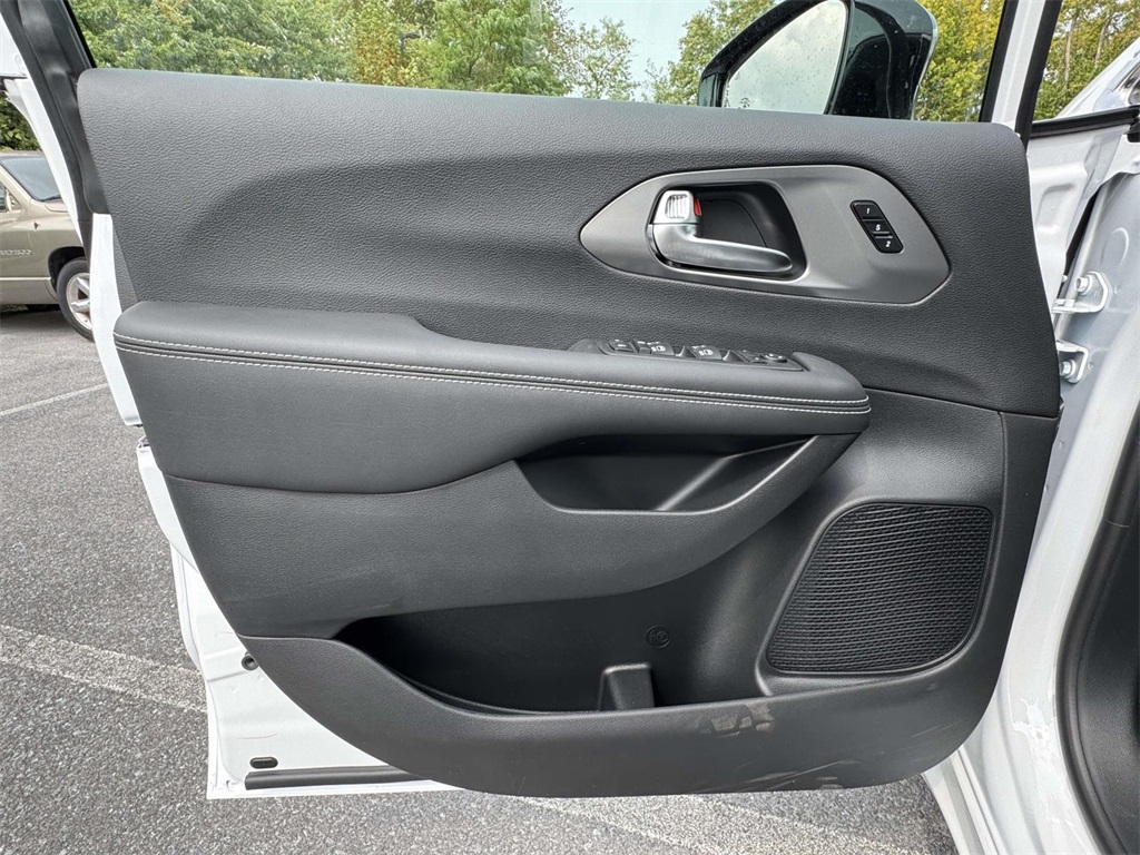 2026 Chrysler Pacifica photo 24