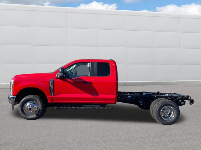 2025 Ford F-350 photo 2