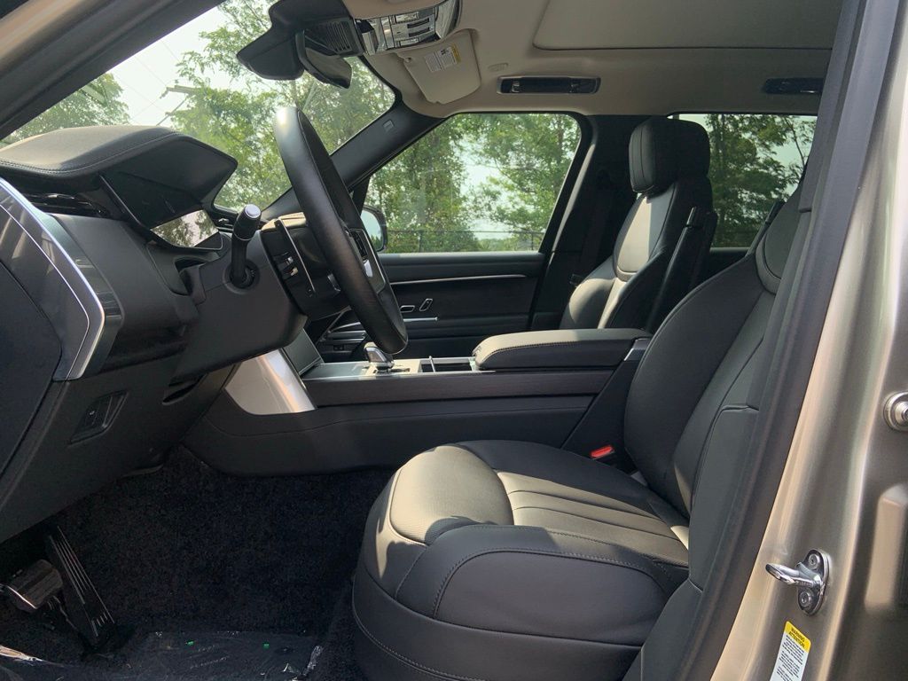2025 Land Rover Range Rover SE photo 11