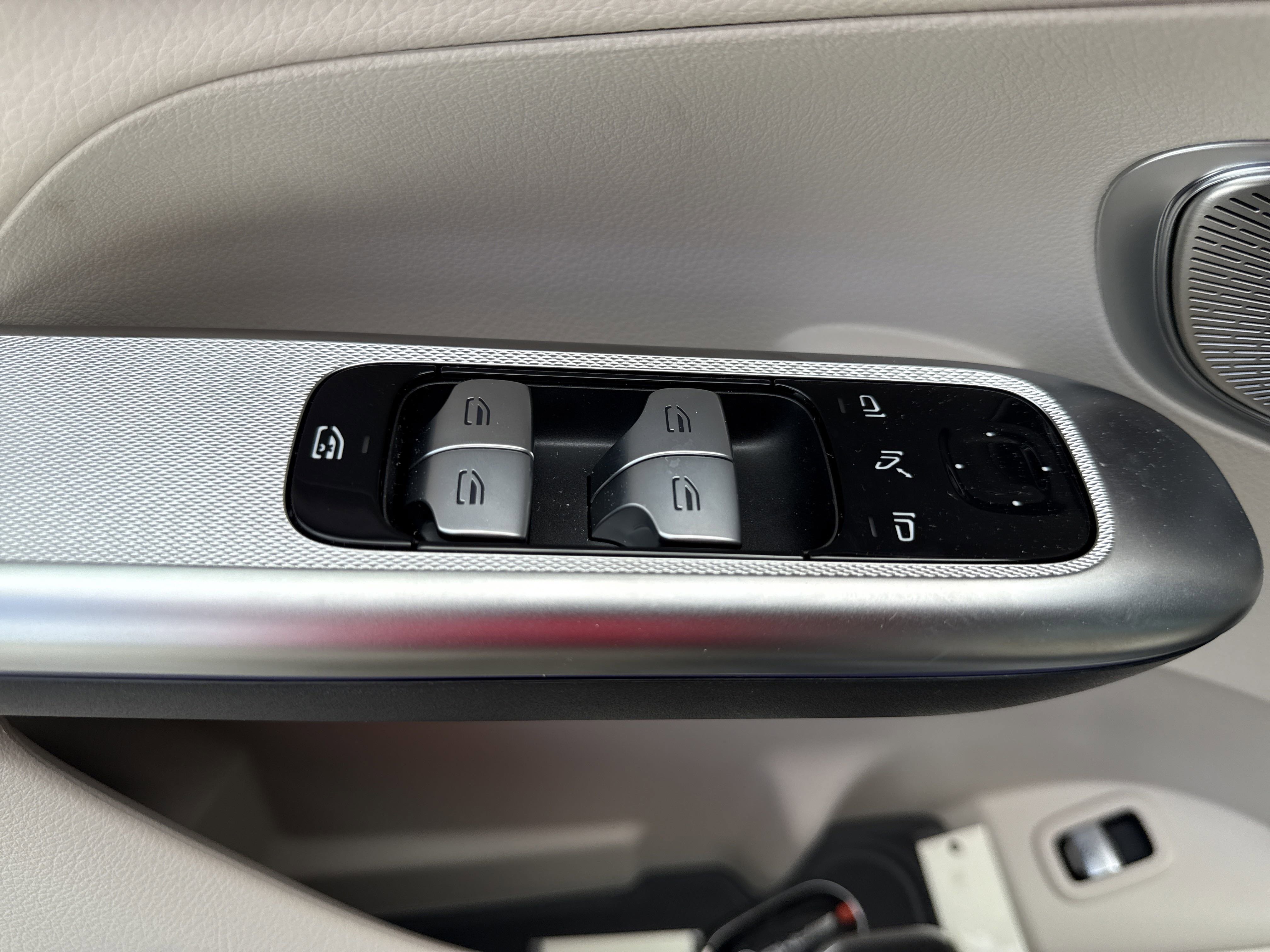 2026 Mercedes Benz GLC 300 photo 4