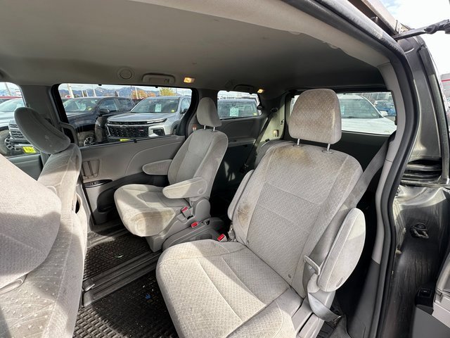 2019 Toyota Sienna LE photo 4