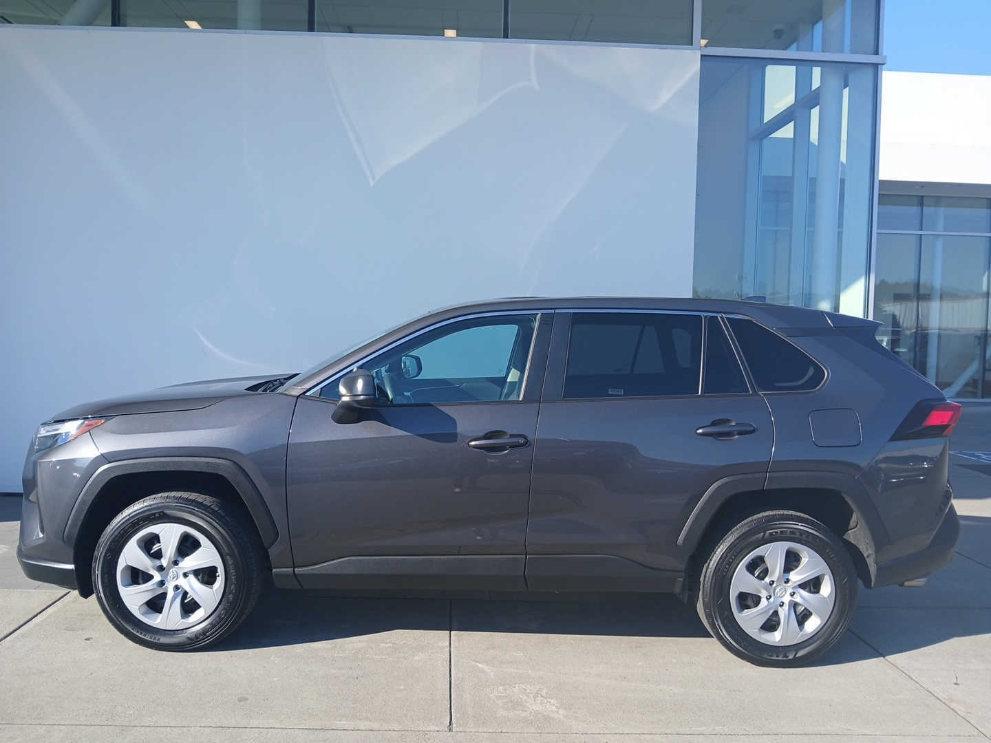 2024 Toyota RAV4 LE photo 4