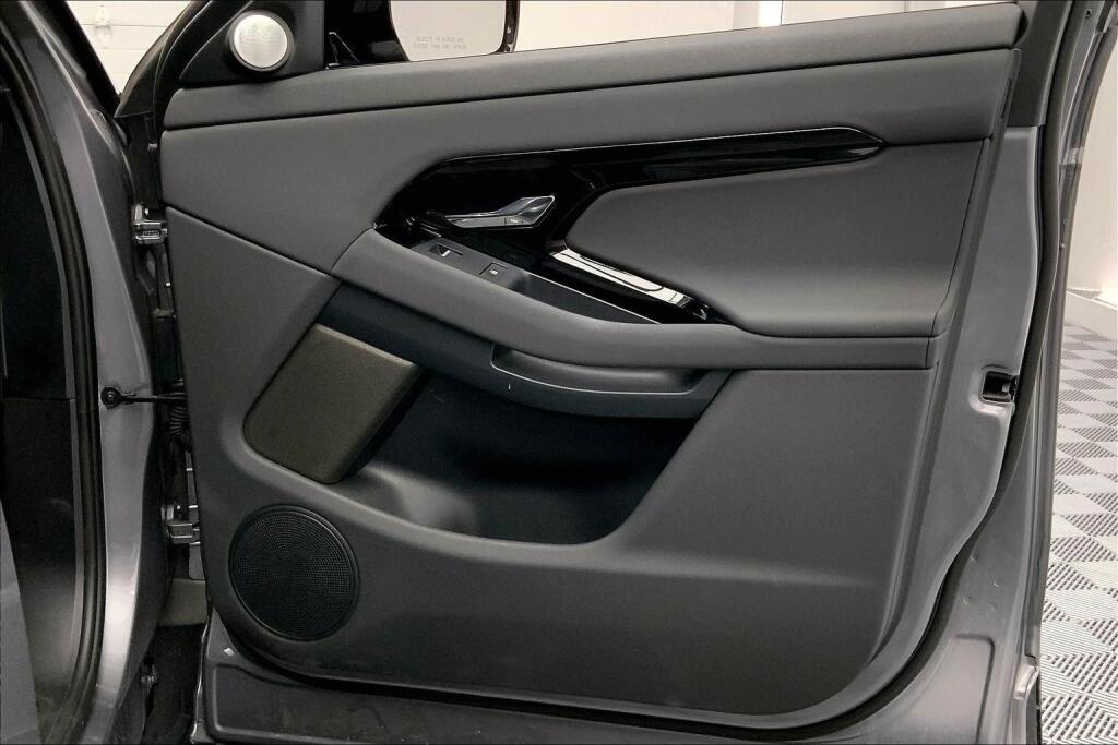 2025 Land Rover Range Rover Evoque Dynamic SE photo 19